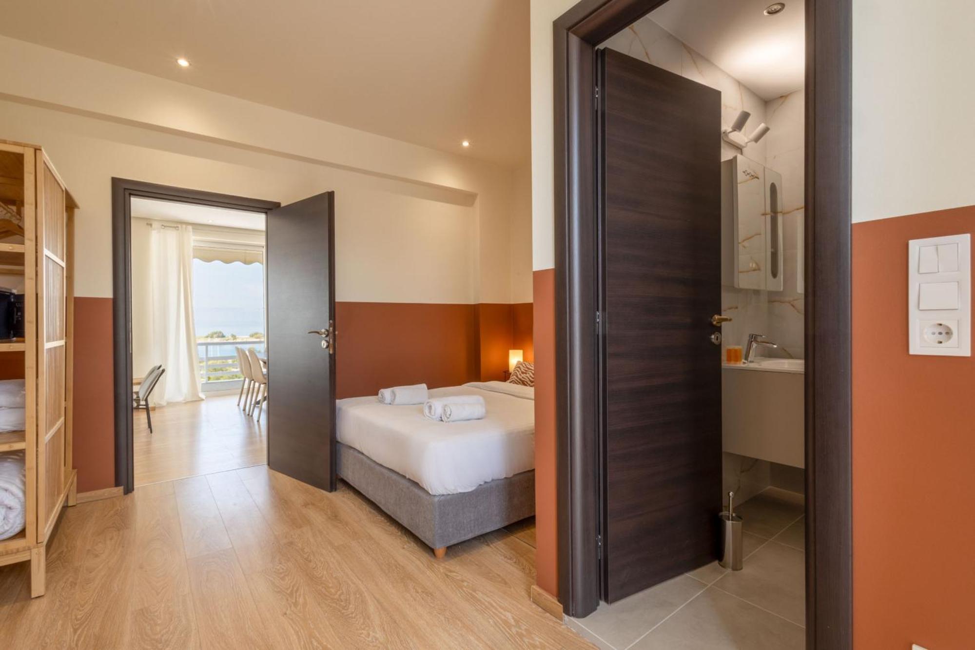 Luxurious 3-Bedroom Seaside Retreat Fully Renovated In 2025 เอเธนส์ ภายนอก รูปภาพ